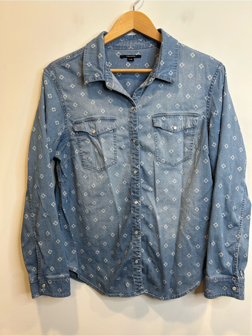Tahari Faded Pearl Snap Long Sleeve Denim Western Shirt Blue